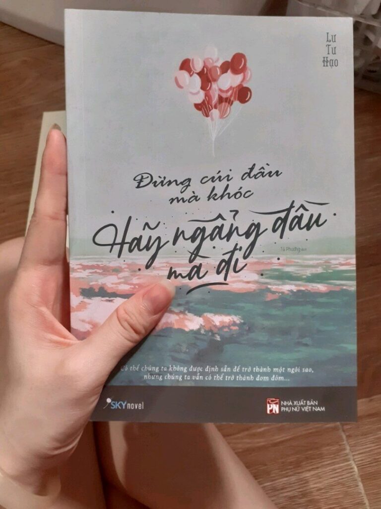 Review sách Đừng Cúi Đầu Mà Khóc Hãy Ngẩng Đầu Mà Đi