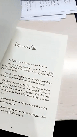 Review sách Đừng Cúi Đầu Mà Khóc Hãy Ngẩng Đầu Mà Đi